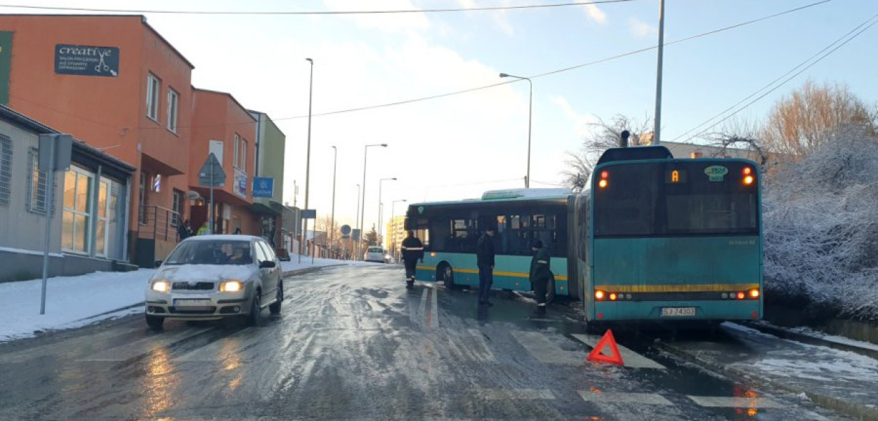 Tuż przy wyjeździe z dworca autobus wpadł w poślizg i zatarasował część drogi i chodnika
