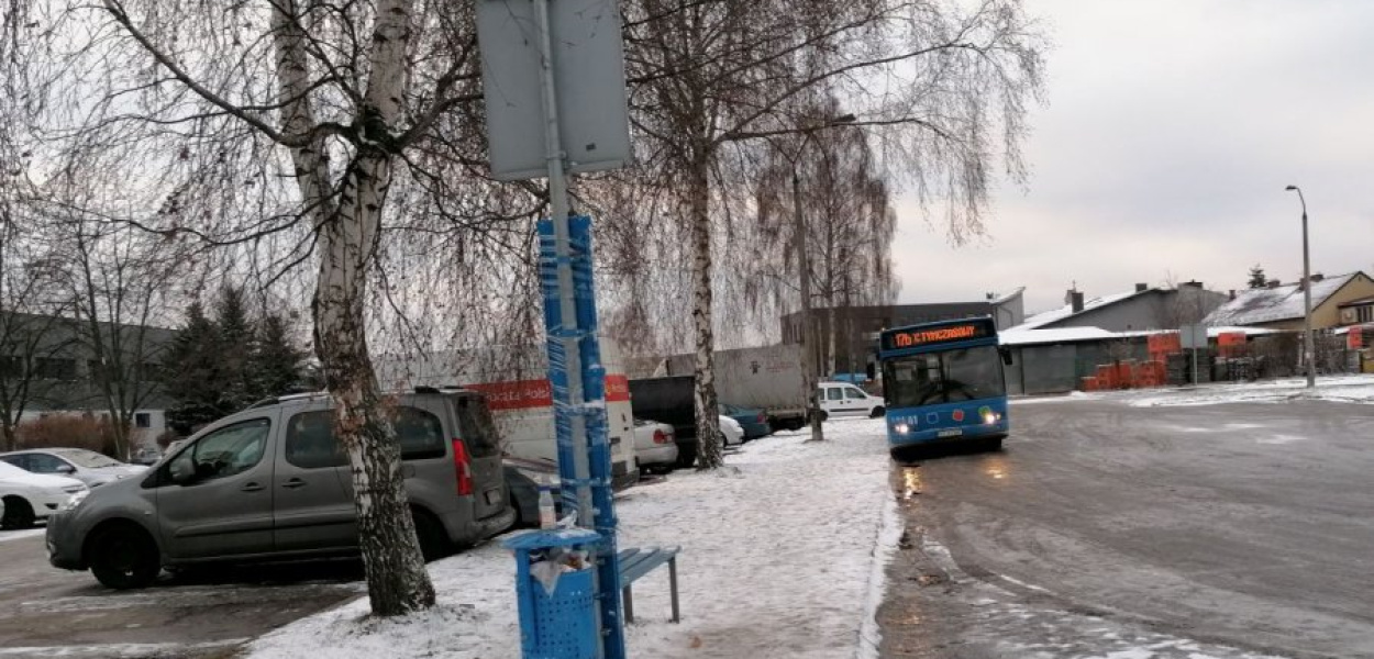 Na tymczasowym dworcu podróżni mają wciąż do dyspozycji tylko słupekz rozkładami jazdy i ławkę