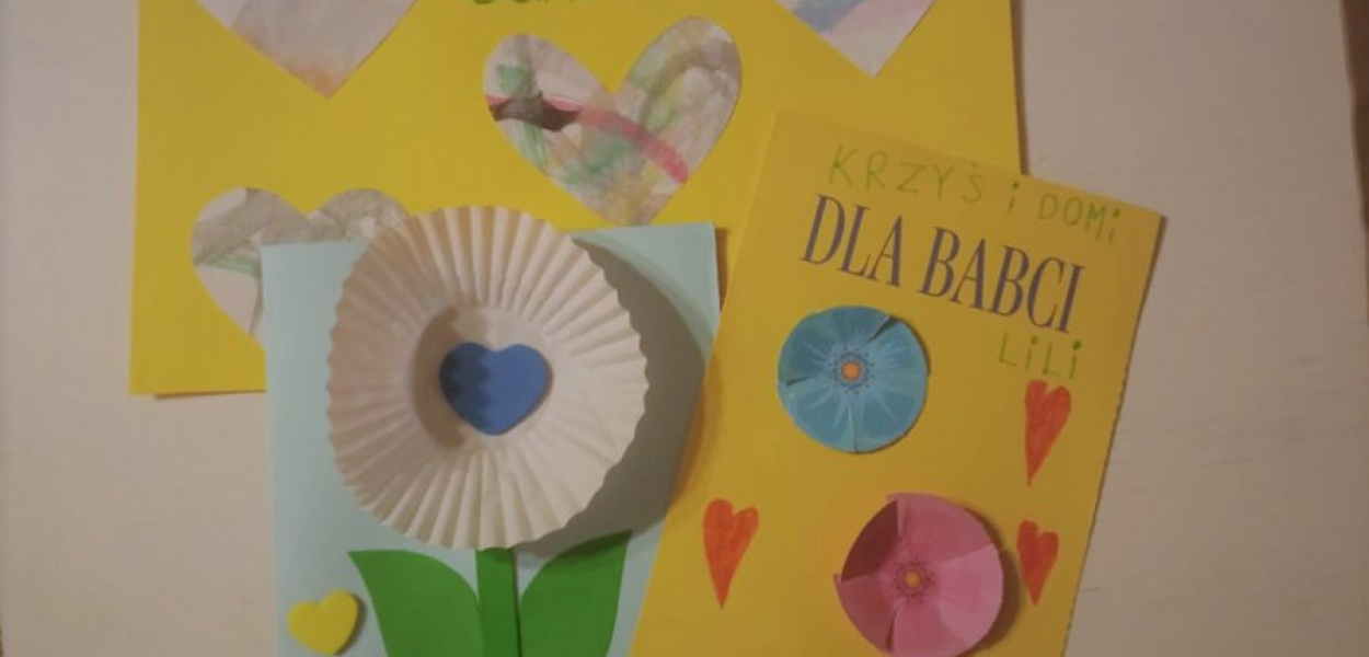Tradycyjne laurki zastąpiły nagrania filmików na Dzień Babci i Dziadka. Fot. NF