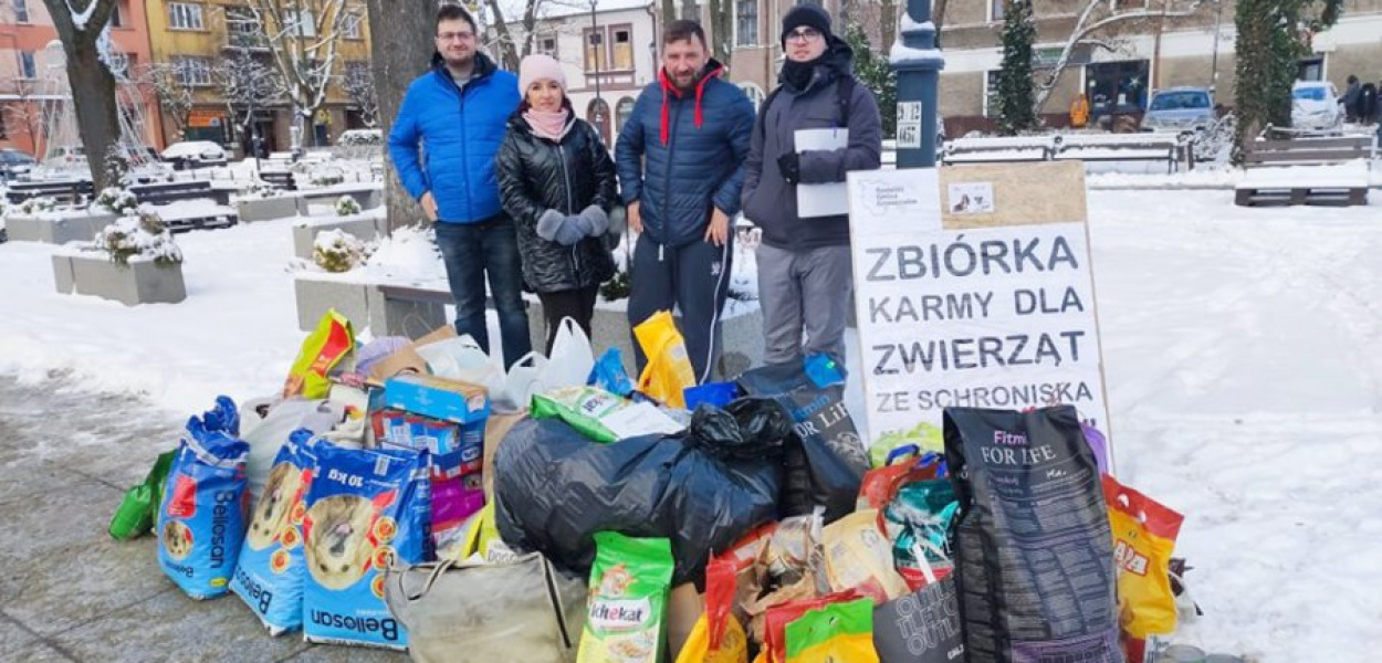 Organizatorzy zachęcają do włączenia się w zbiórkę. Na zdj. Andrzej Kołodziej, Dorota Marek, Grzegorz Małodobry i Kamil Kłosowski. FOT. Kacper Ropka