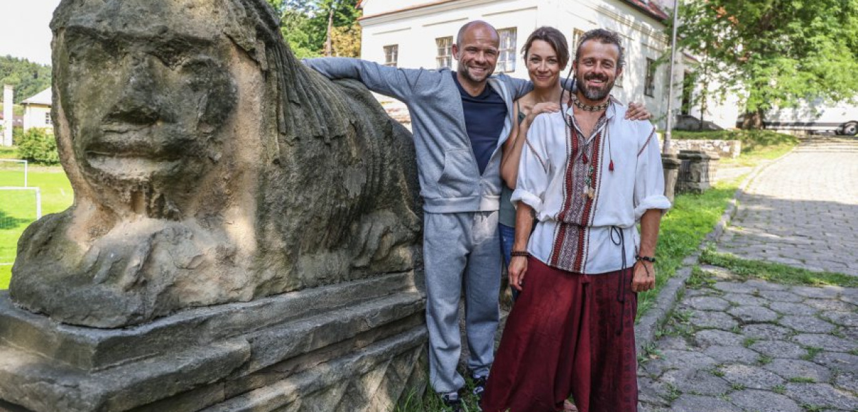 Aktorzy Bartosz Picher, Magdalena Turczeniewicz i Krzysztof Piątkowski na terenie Zespołu Pałacowo-Parkowego w Młoszowej. Fot. Udostępnione przez biuro prasowe TVN Grupa Discovery.