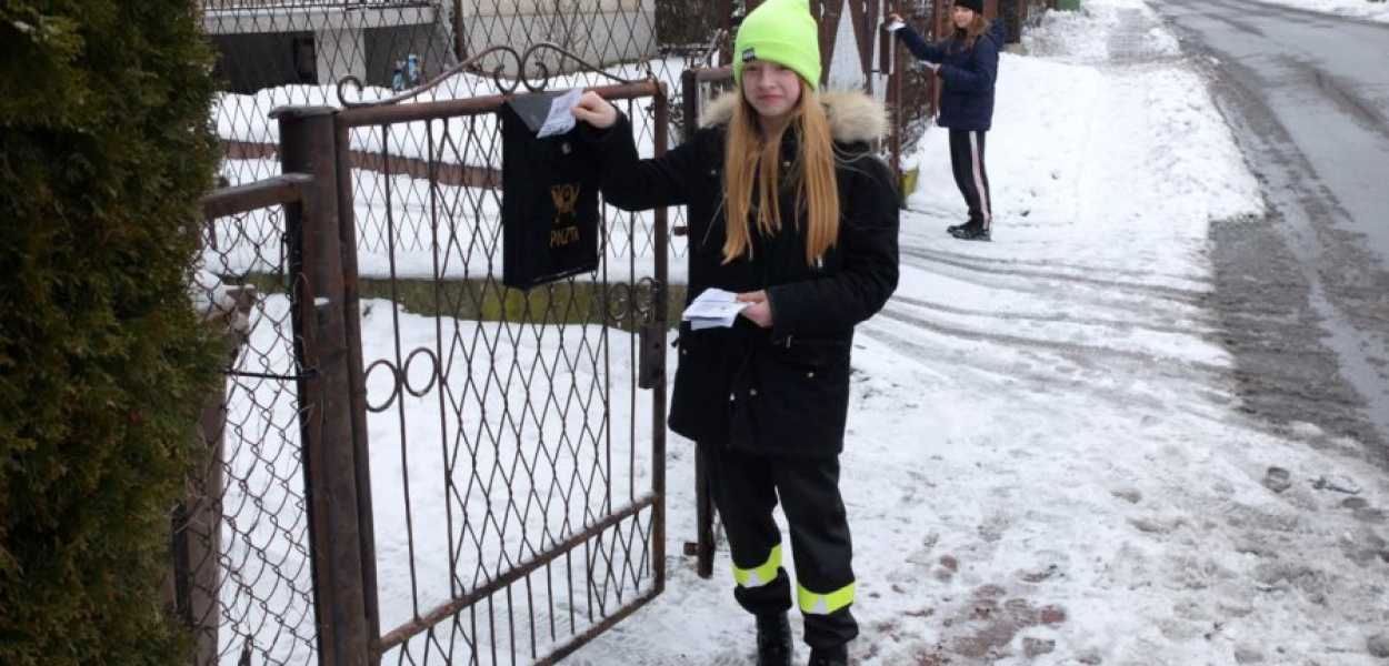 Druhny z młodzieżowej drużyny pożarniczej OSP Ostrężnica roznoszą ulotki o zbiórce elektrośmieci. Na zdj. Emilia Kosno i Amelia Mikiewicz. FOT. OSP Ostrężnica