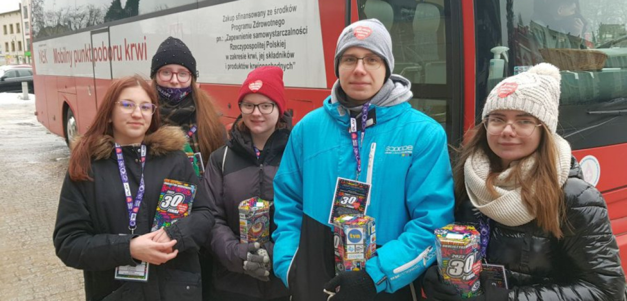 Wolontariusze kwestujący w centrum Chrzanowa 