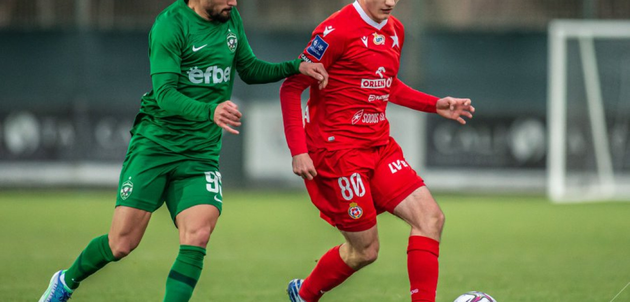 Patryk Plewka w pojedynku z graczem Ludogortsa Razgrad. Fot. udostępnione przez Wisłę Kraków