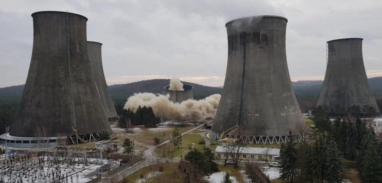 Wyburzanie chłodni kominowej w grudniu 2019 r.