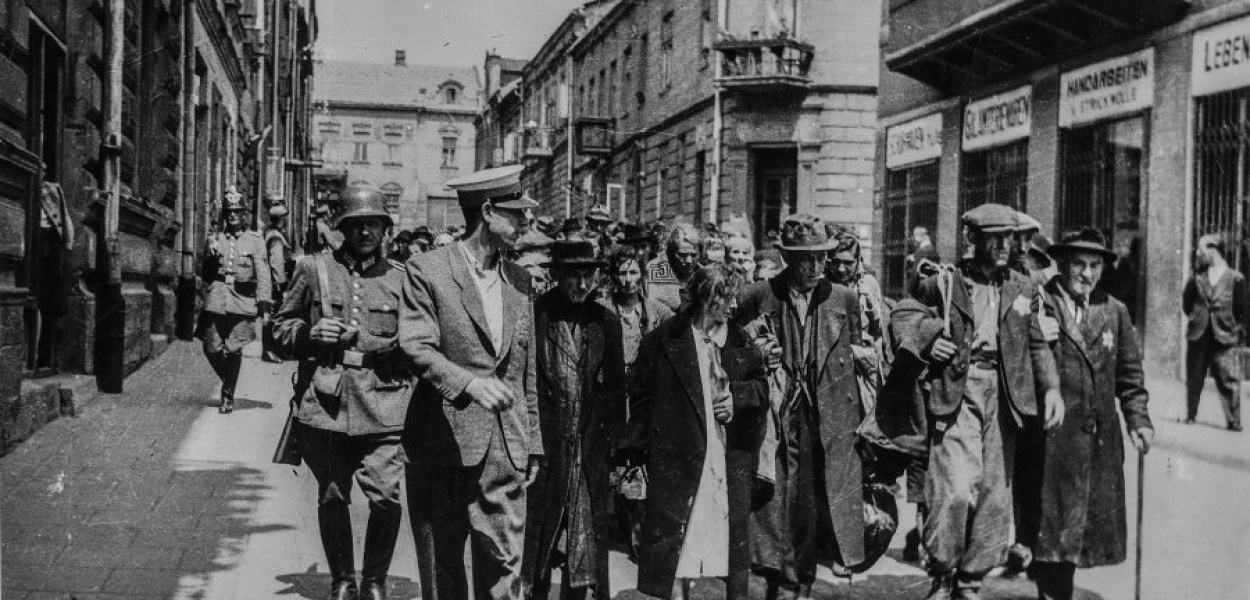 Grupa Żydów prowadzona aleją Henryka w kierunku stacji kolejowej po jednej z selekcji, 1942 r. Fot. z archiwum chrzanowskiego muzeum