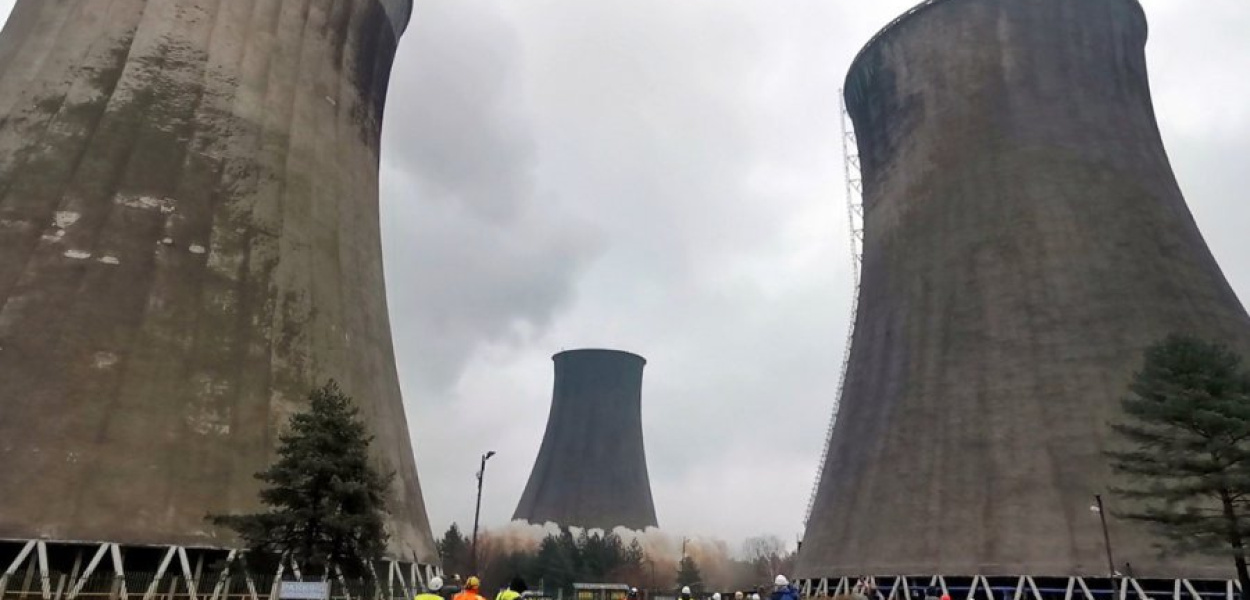 Podczas wysadzania chłodni kominowej nr 5