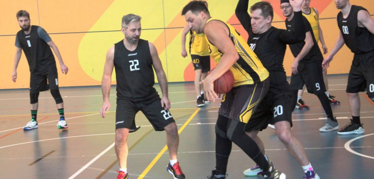 Przy piłce Michael Ghantous (Zielona Planeta), atakowany przez rywala z Jaworzno Squad