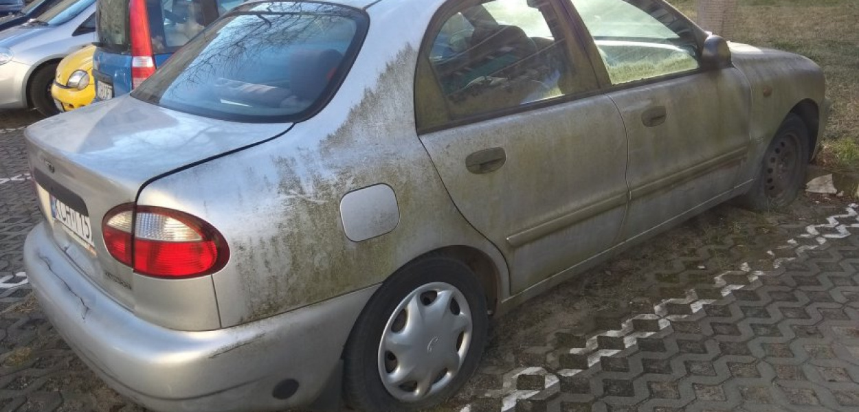 Ten samochód stoi na os. Niepodległości już ponad dwa lata. Fot. NF