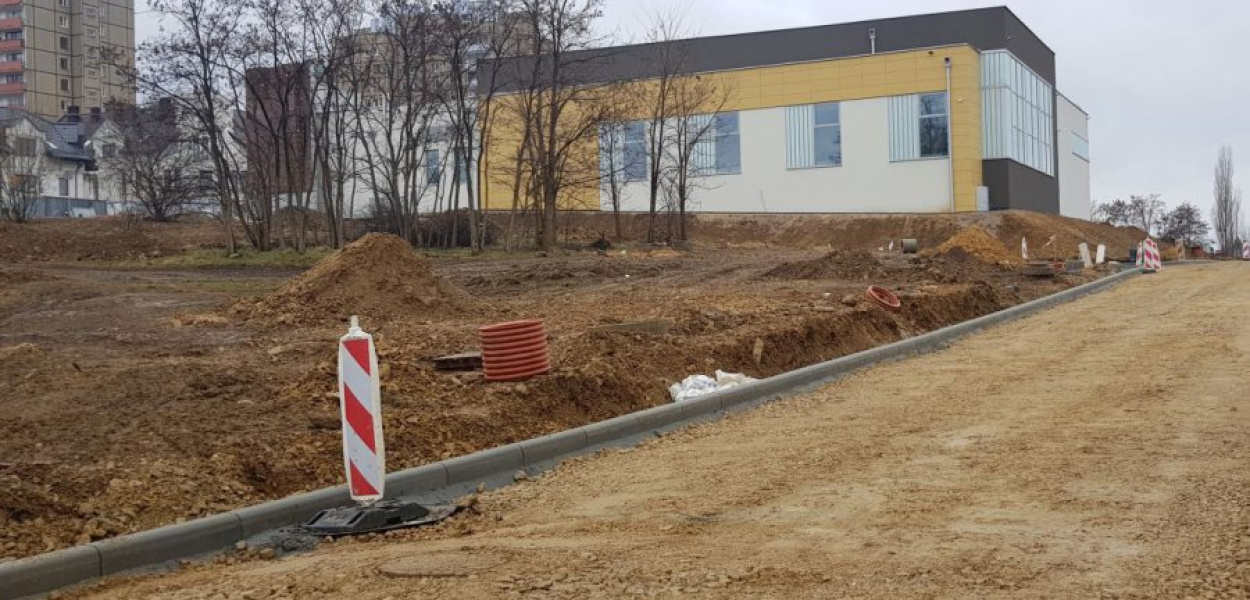 Nowe bloki mają stanąć przy basenie, przy którym powstaje droga