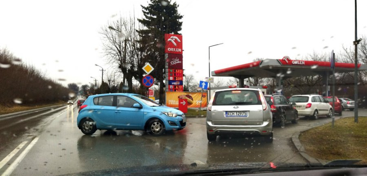 Kolejka do tankowania przy ul. Podwale w Chrzanowie