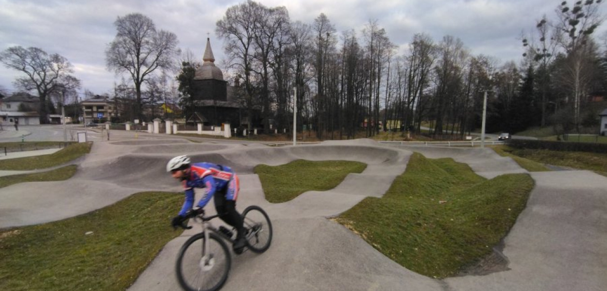 Pumptrack w Polance Wielkiej k. Oświęcimia. Podobny obiekt jest planowany przy boisku sportowym w Regulicach