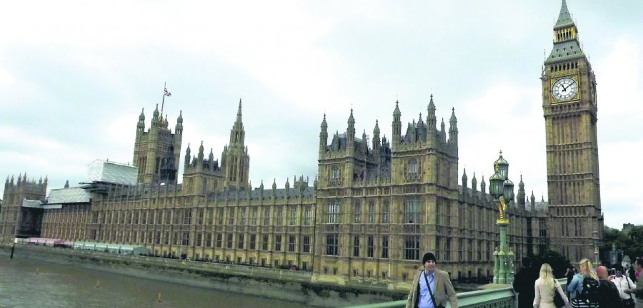 Widok na budynek brytyjskiego parlamentu z mostu Westminsterskiego w Londynie. FOT. MICHAŁ KORYCZAN
