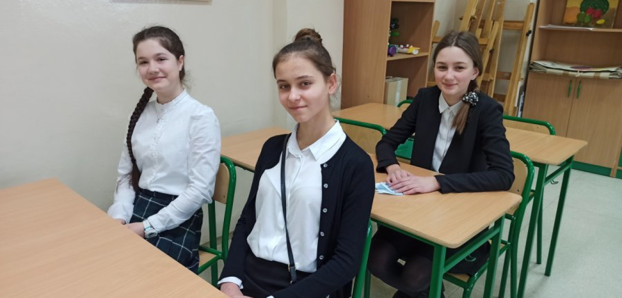 Uczennice Julia Fujak, Amelia Nowak i Gabriela Dereszowska z VIII c tuż przed egzaminem z DSD. Fot. NF