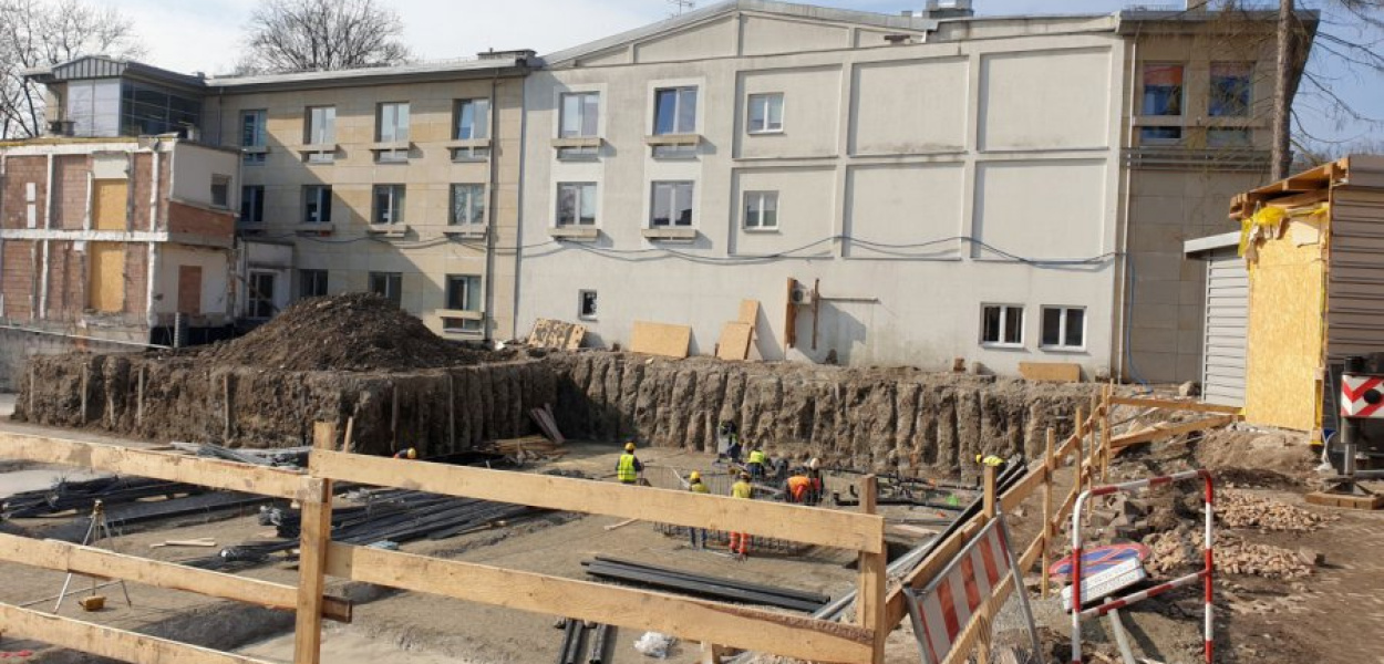 Prace przy balneologii można obserwować z ulicy Daszyńskiego