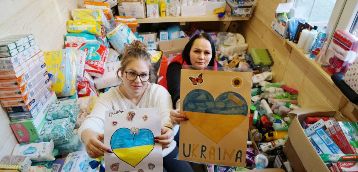 Ewelina Pryk i Ewelina Żbik przyjmują dary dla uchodźców z Ukrainy