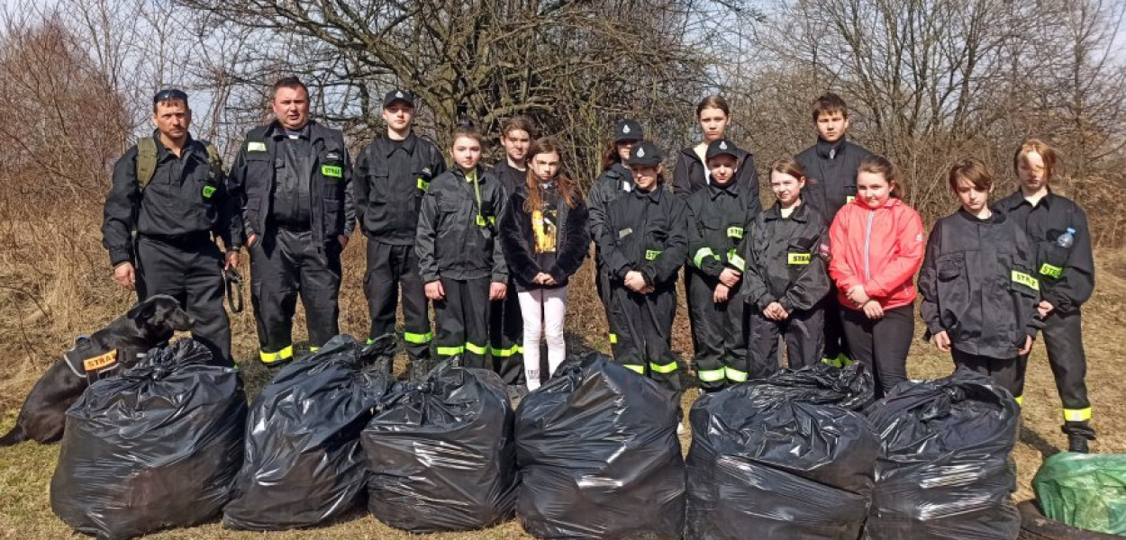 Młodzież z OSP Ostrężnica posprzątała okoliczne lasy. FOT. KAMILA PUDA