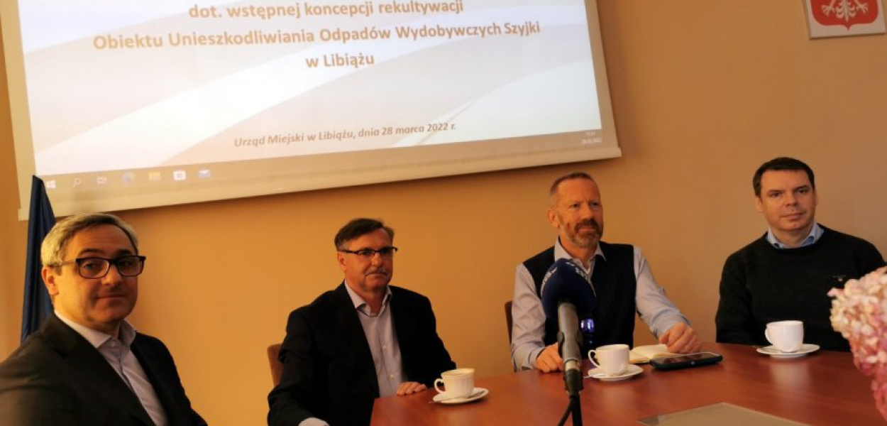 Wiceburmistrz Libiąża Hubert Szumniak, burmistrz Libiąża Jacek Latko oraz eksperci Banku Światowego: Wolfhart Pohl i Chrys Steiakakis