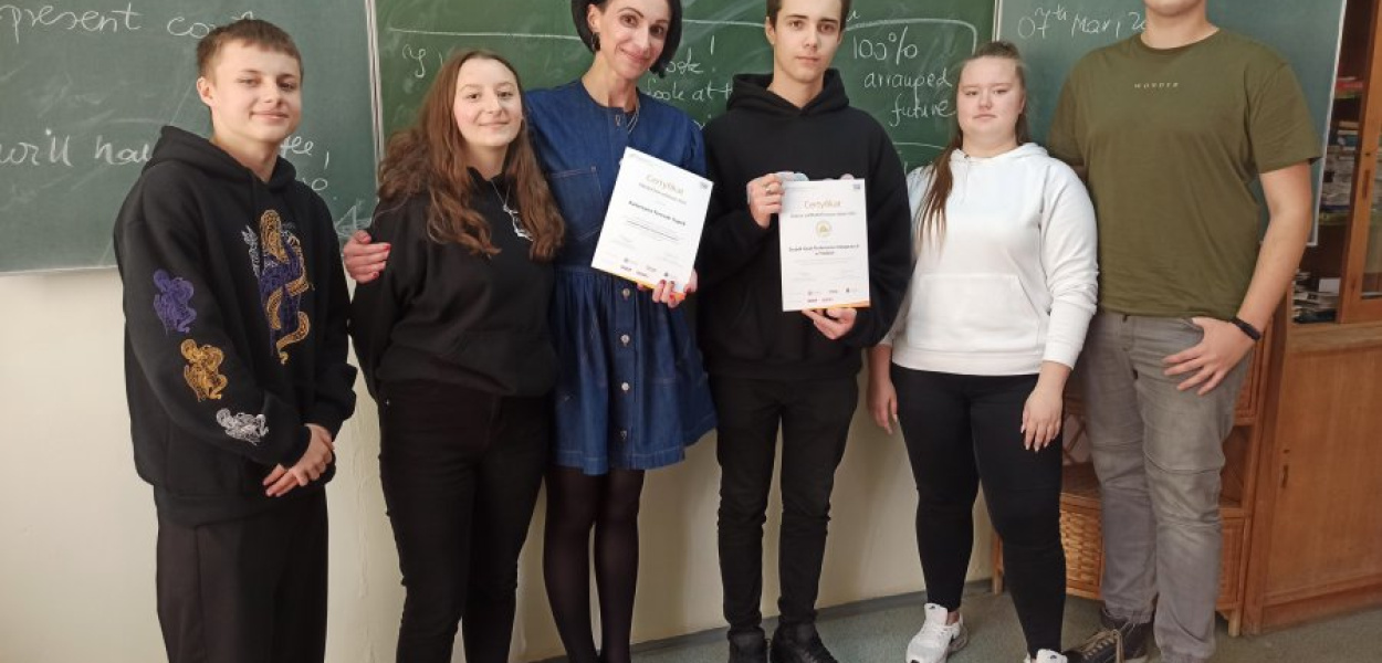 Grupa uczniów-koordynatorów mediacji rówieśniczych z Rzeczniczką Praw Ucznia. Fot. NF