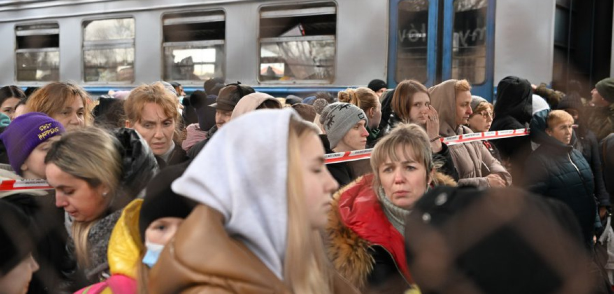 Біженці з України після прибуття потягом до Перемишля