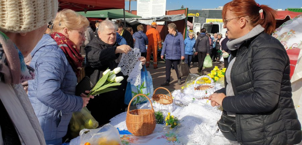 Na placu targowym już można kupić świąteczne ozdoby