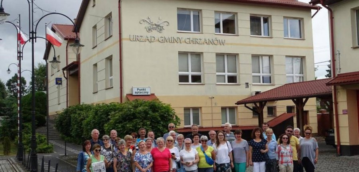 Uczestnicy wycieczki z PTTK Chrzanów pod budynkiem gminy w Chrzanowie k. Janowa Lubelskiego