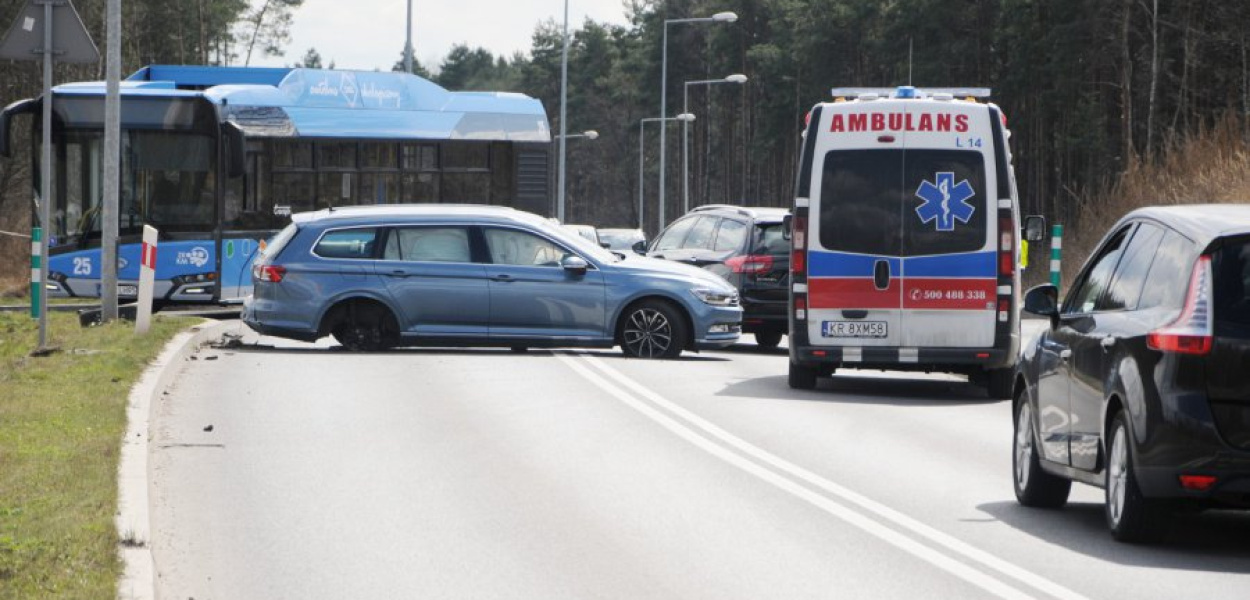 Uszkodzony volkswagen na obwodnicy północno-wschodniej Chrzanowa