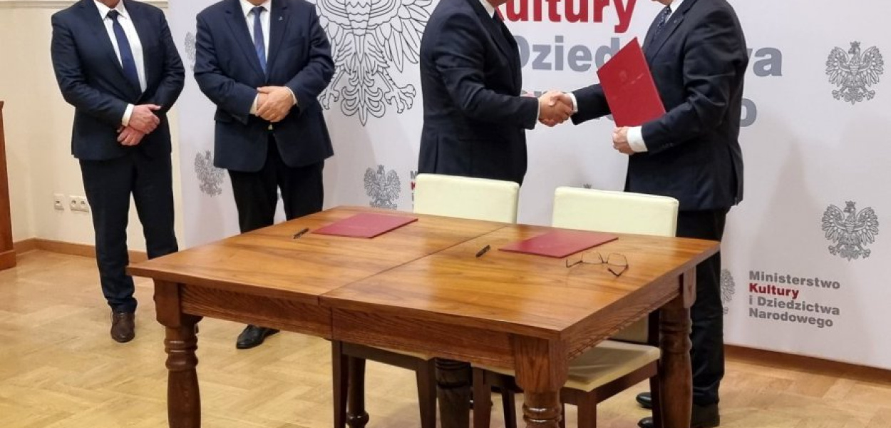 Podczas podpisania umowy między ministrem kultury Piotrem Glińskim a burmistrzem Krzeszowic Wacławem Gregorczykiem. Na zdj. także (od lewej) dyrektor szkoły muzycznej Jerzy Suruło oraz minister infrastruktury Andrzej Adamczyk FOT. z archiwum Jerzego Surułominister 