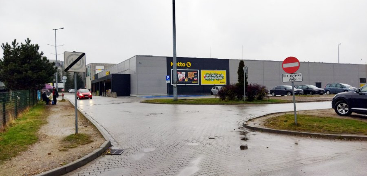 Od strony placu targowego jest zakaz wjazdu na parkingi pod Netto przy Szpitalnej w Chrzanowie