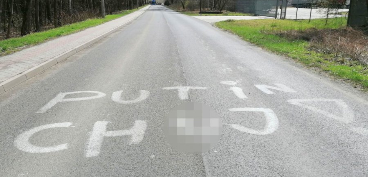 Napis pojawił się na ulicy Pogorskiej, niedaleko ciepłowni