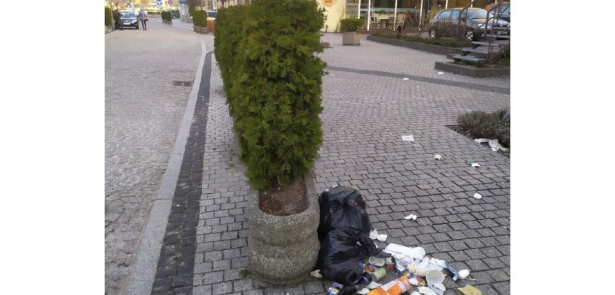 Śmieci na trzebińskim Rynku. FOT. nadesłane przez Czytelnika