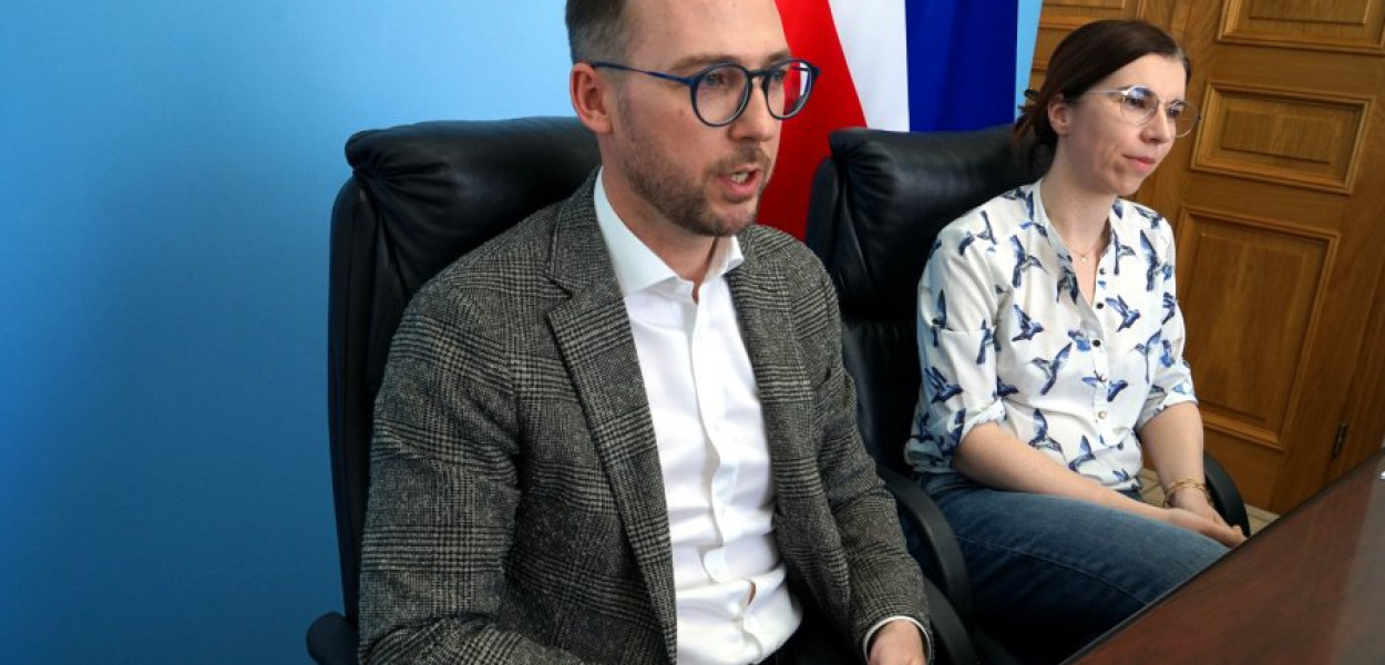 Burmistrza Chrzanowa Robert Maciaszek i Aneta Drzewiecka - dyrektorka chrzanowskiego MOKSiR ogłosili tegoroczny program Dni Chrzanowa