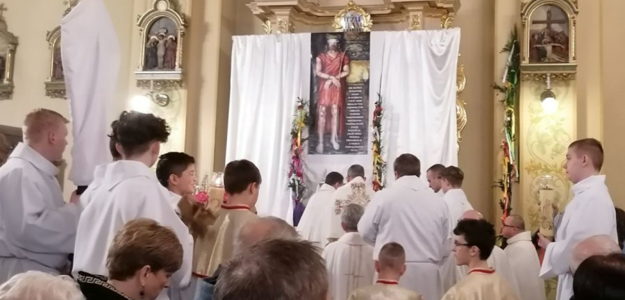 Przeniesienie Najświętszego Sakramentu po czwartkowej mszy do tzw. ciemnicy w kościele św. Mikołaja w Chrzanowie 