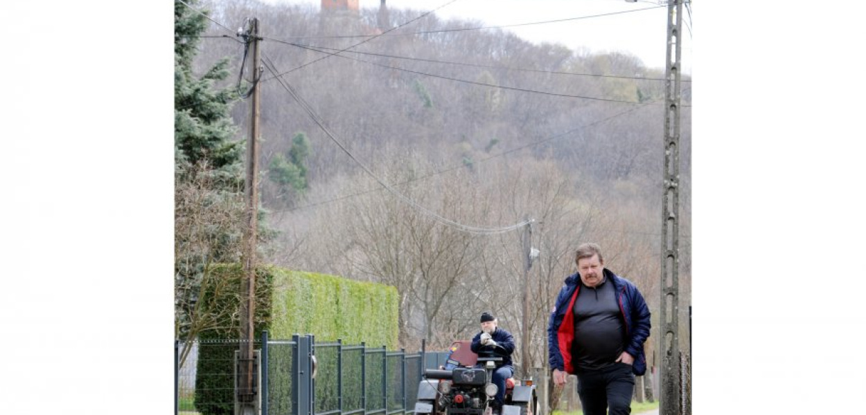 Na Brzezinach w Alwerni czas się trochę zatrzymał. Drogą idzie mieszkający tam Zbigniew Ryba
