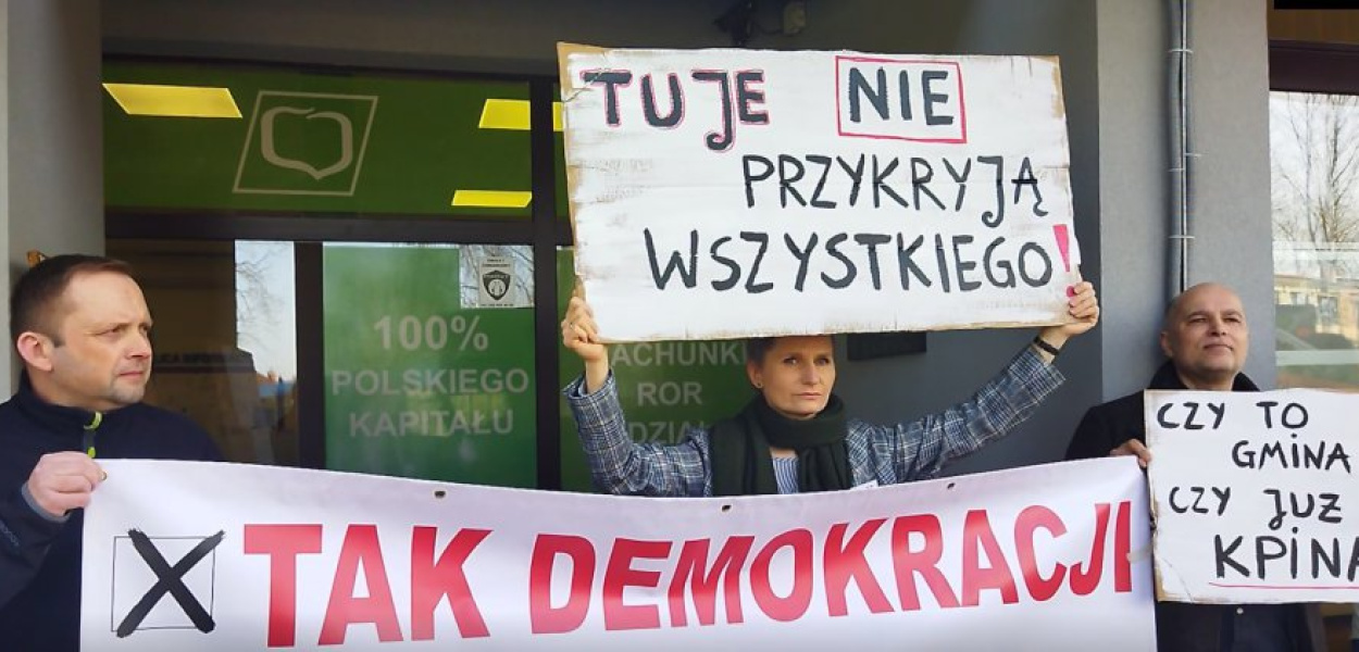 Manifestacja pod Urzędem Miejskim w Alwerni