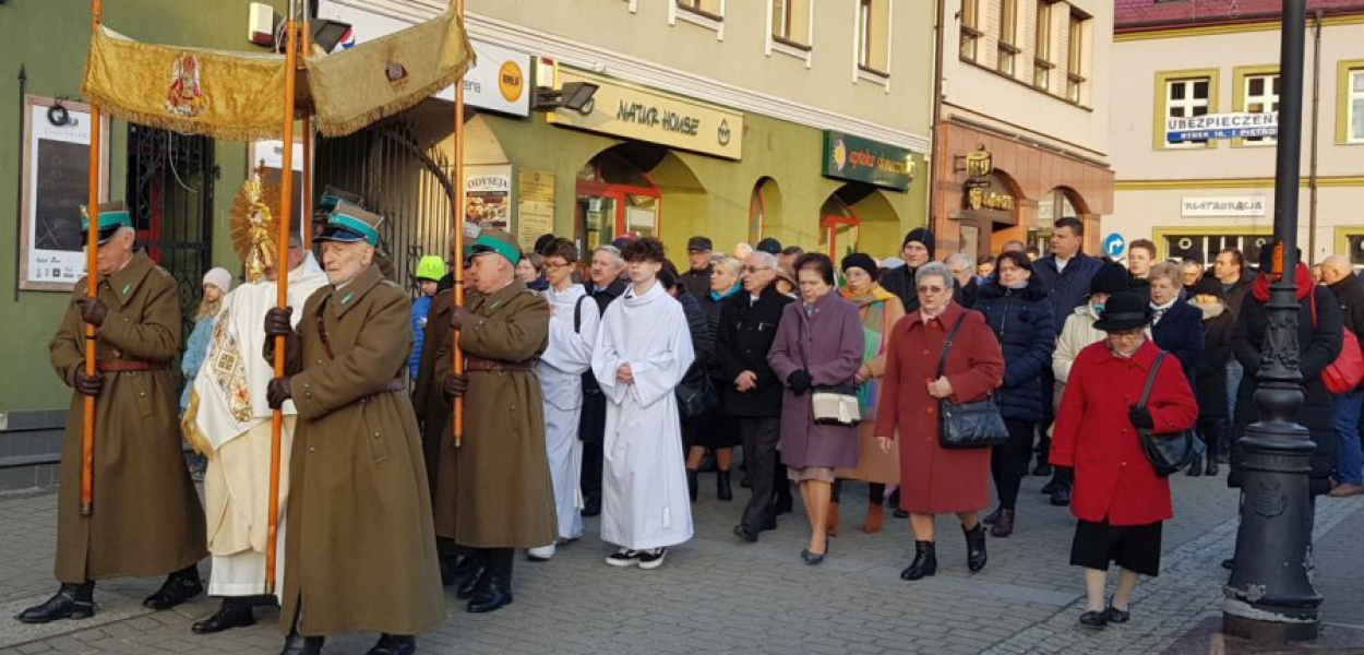 Uczestnicy procesji okrążają Rynek