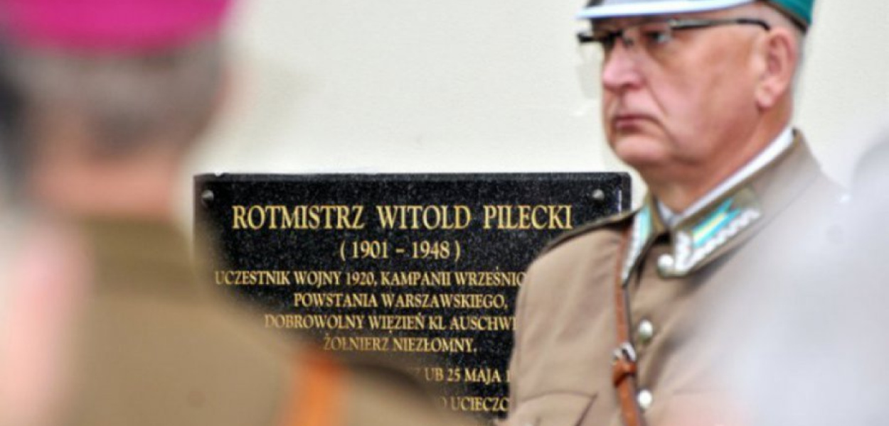 Tablica upamiętniająca rotmistrza Witolda Pileckiego na ścianie kościoła w Alwerni