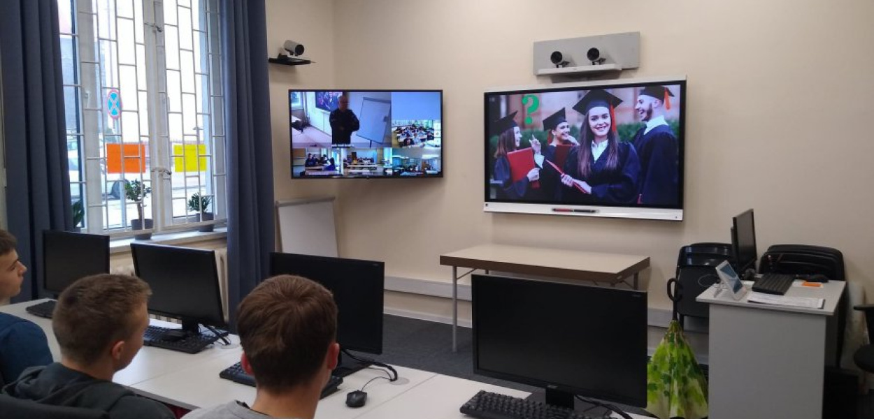 Uczniowie IILO chodzą na zajęcia do Biblioteki Pedagogicznej w Chrzanowie. Fot. IILO