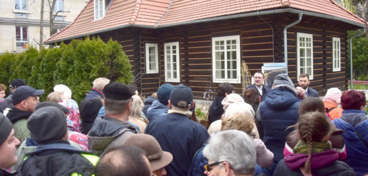 Podczas akcji rozdawania drzewek przy krzeszowickim liceum. FOT. Kacper Ropka