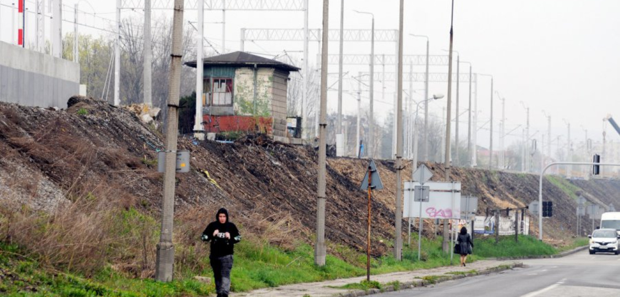 Zabytkowa nastawnia stoi jeszcze przy wiadukcie nad Sienną w Chrzanowie