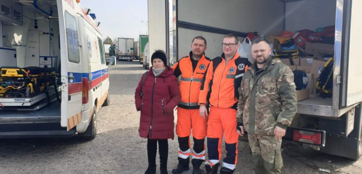 Медики швидкої допомоги Хшанова зібрали допомогу для лікарні в Україні. Фото: Бартоша Фундамента