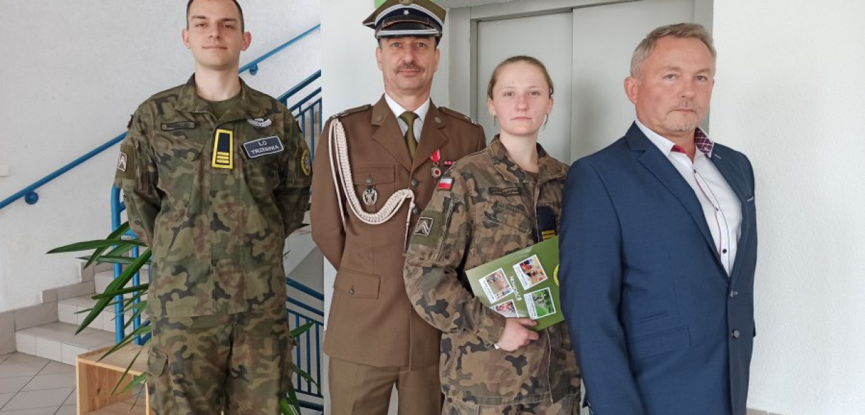 (Od lewej) Jakub Bogacki, major Marek Kuśmirczak, Aleksandra Banasik-Jaworska, dyrektor szkoły Marek Kuchta. Fot. NF