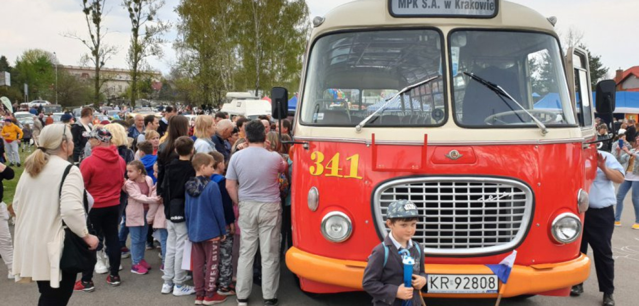Przejażdżki &quot;ogórkiem&quot; po Trzebini cieszyły się dużym zainteresowaniem 