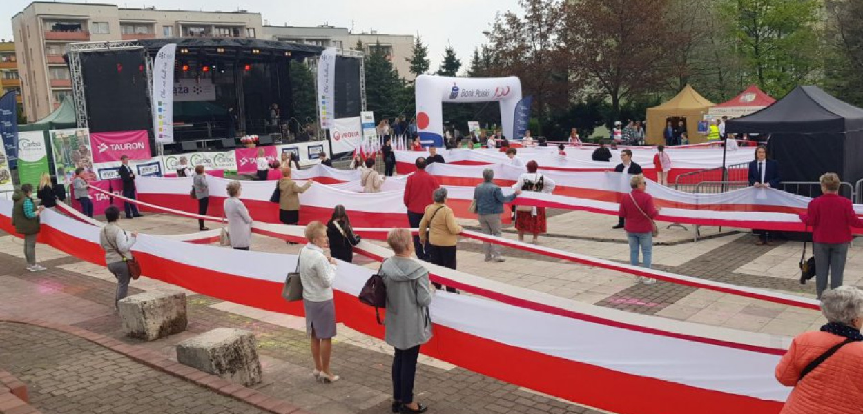 Cały Plac Słoneczny w poniedziałkowe popołudnie był w barwach narodowych