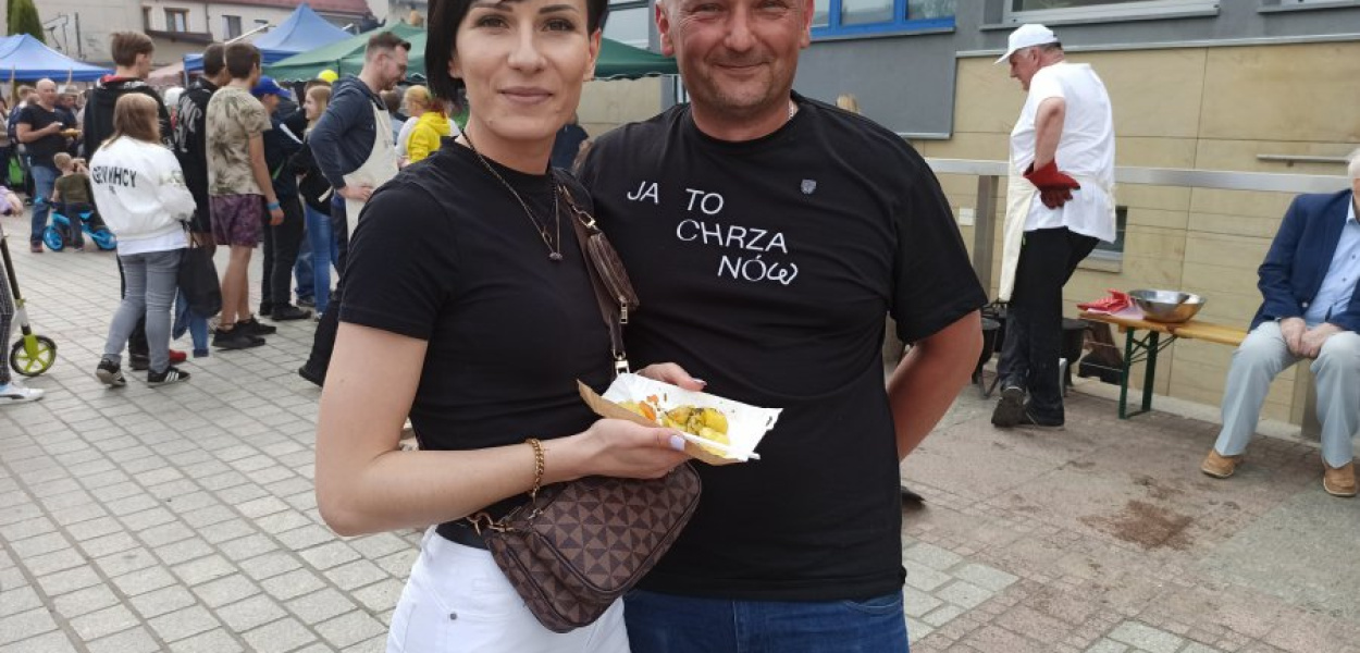 Katarzyna Nowak z mężem Pawłem z Chrzanowa, jako wolontariusze przygotowali cały gar ziemniaków pieczonych. Fot. NF