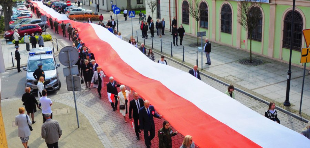 Mieszkańcy nieśli przez miasto stumetrową flagę. FOT. Kacper Ropka