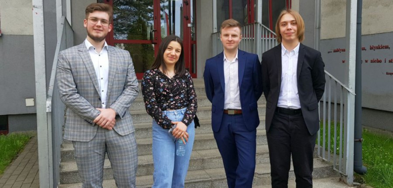 Tegoroczni maturzyści z II LO w Chrzanowie, Od lewej stoją Bartek Lasoń, Nikola Marcisz, Jacek Ryś i Szymon Kucia 