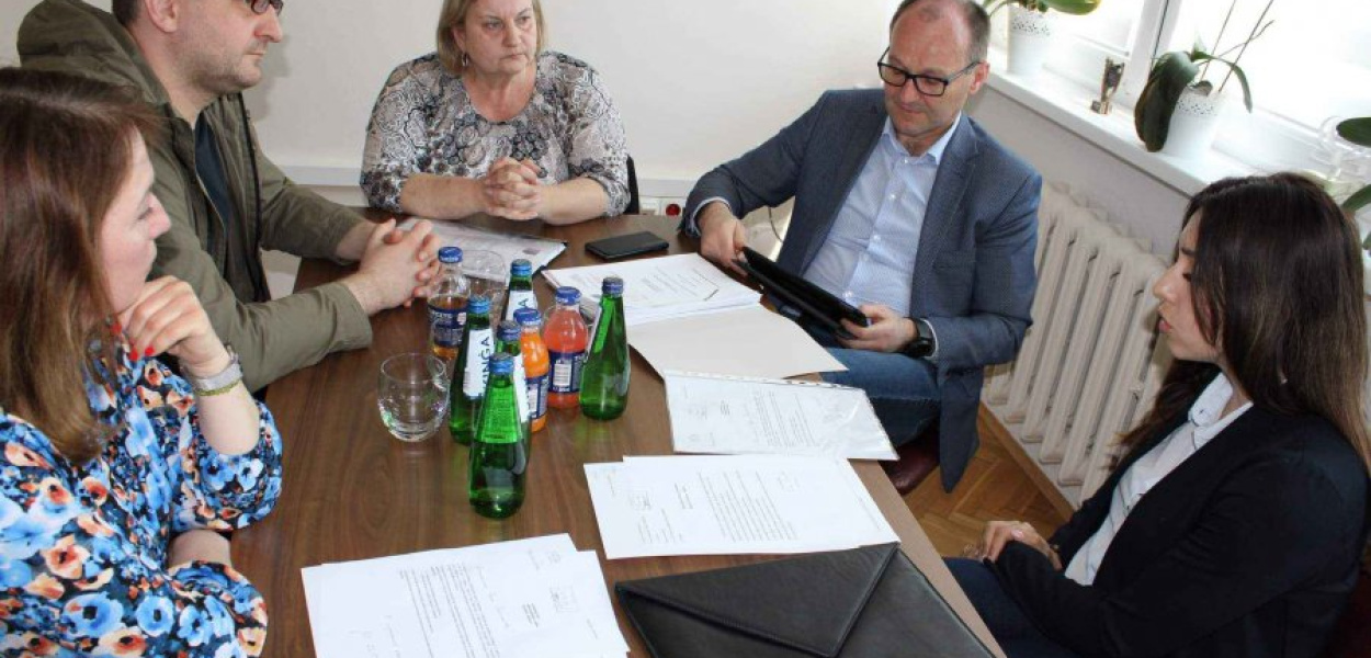 Kontrola poselska Marka Sowy (drugi od prawej) w UM Alwernia. Zdjęcie pochodzi z oficjalnego profilu FB burmistrz Alwerni Beaty Nadziei-Szpili