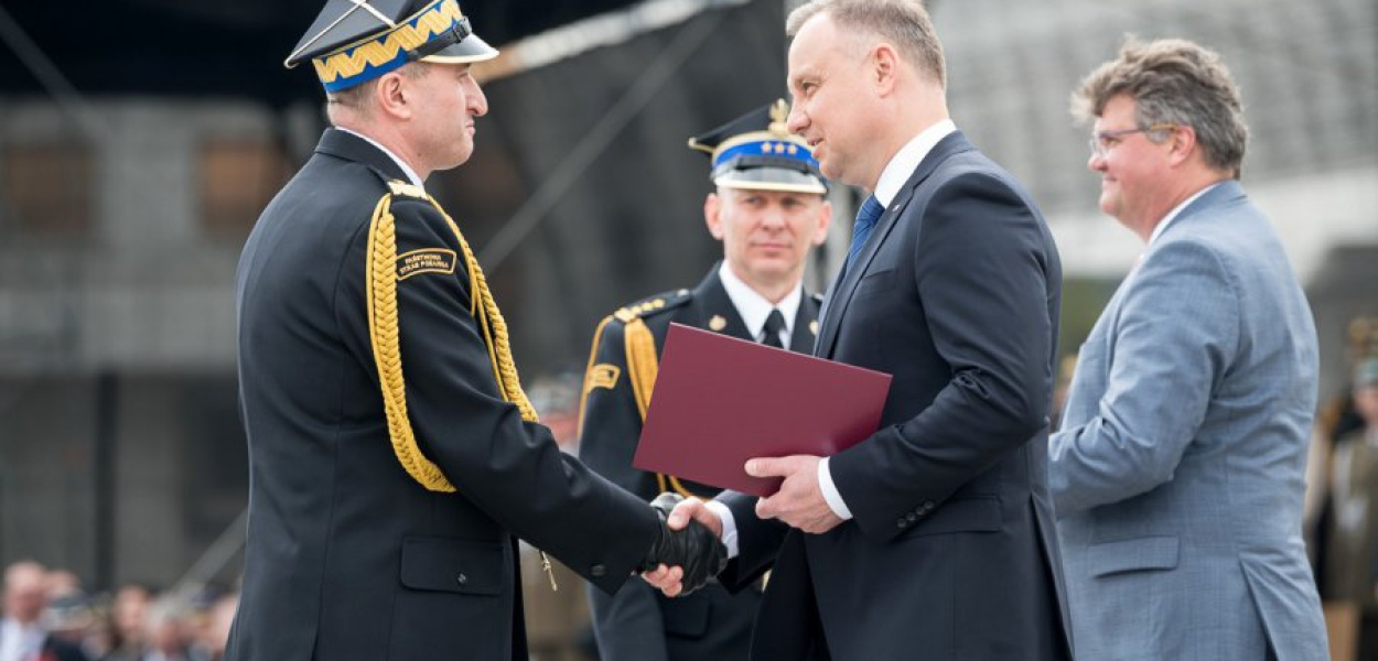 Prezydent Andrzej Duda gratuluje nadbrygadierowi Piotrowi Filipkowi. FOT. mł. bryg. Tomasz Fijołek - arch. KG PSP RP