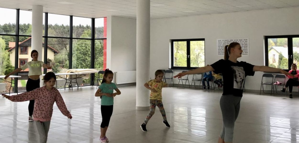Ванесса вчить українських дітей новому руху на заняттях 